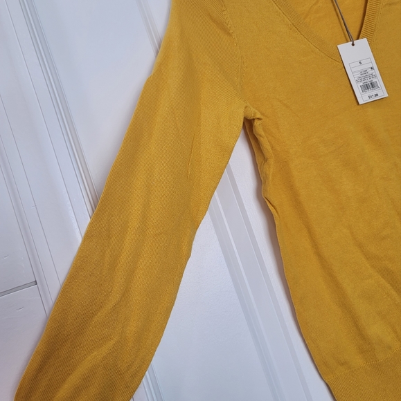 Women's Lightweight V-Neck Pullover Sweater - Picture 3 of 4